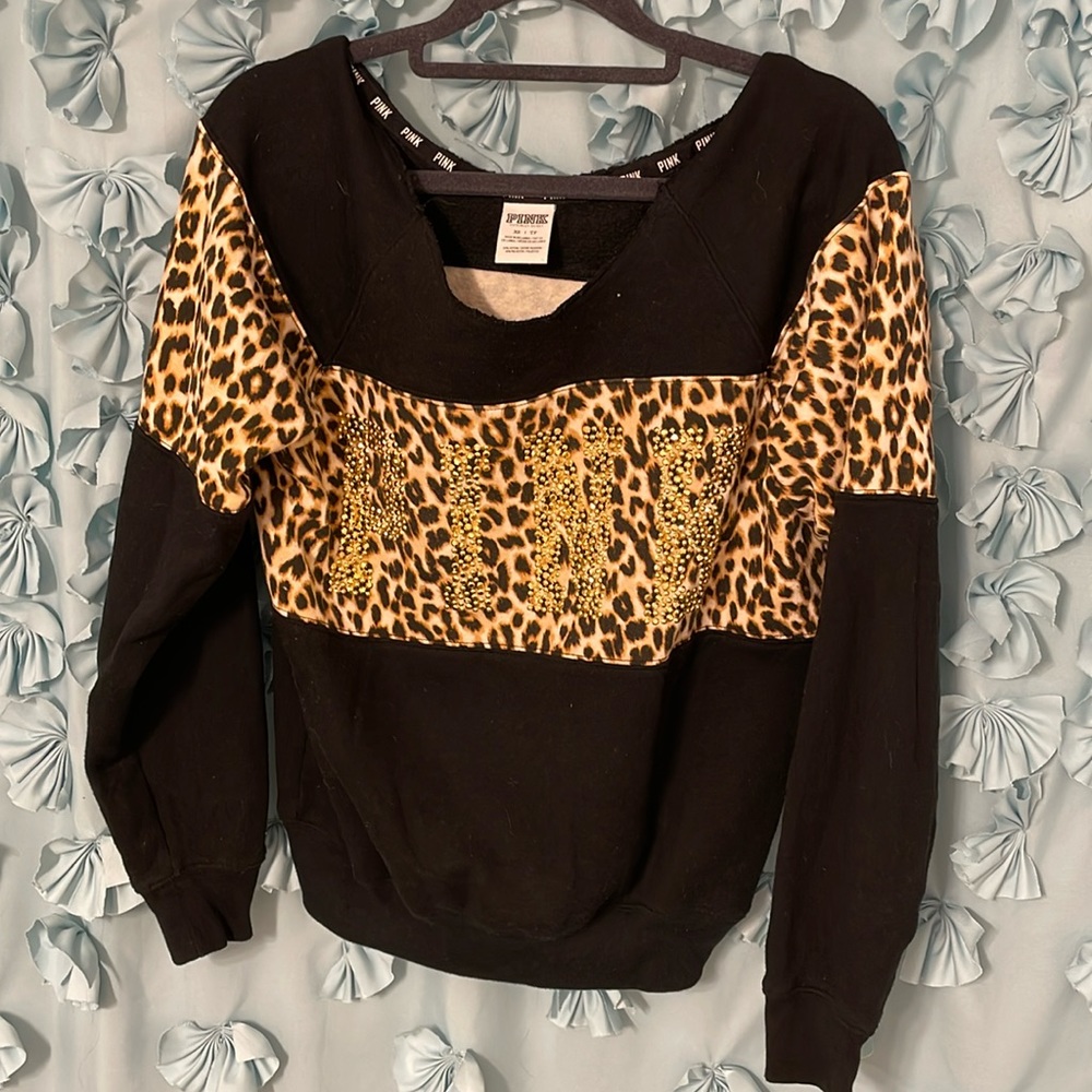 Xs pick Leonard off shoulder sweater